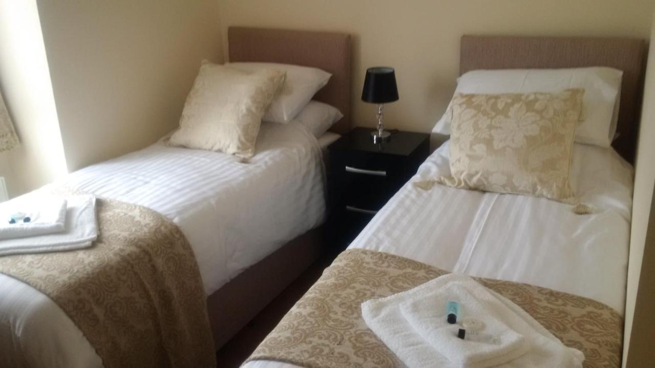 Bed and Breakfast The Edinburgh Castle à Holyhead Extérieur photo