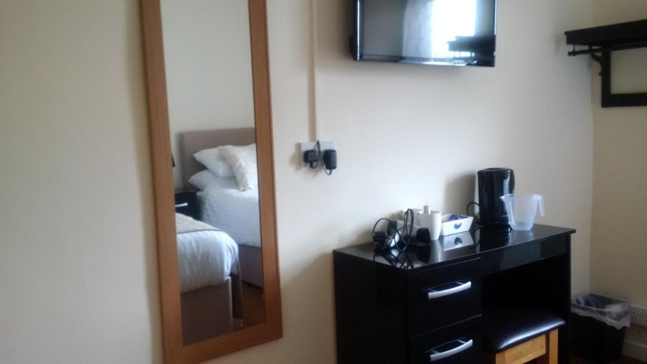 Bed and Breakfast The Edinburgh Castle à Holyhead Extérieur photo