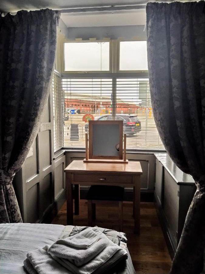 Bed and Breakfast The Edinburgh Castle à Holyhead Extérieur photo